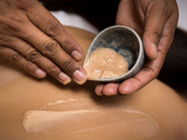 Masaż olejkiem z opiłkami złota