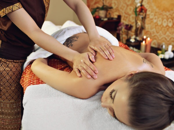 Masaż olejkiem aromatycznym