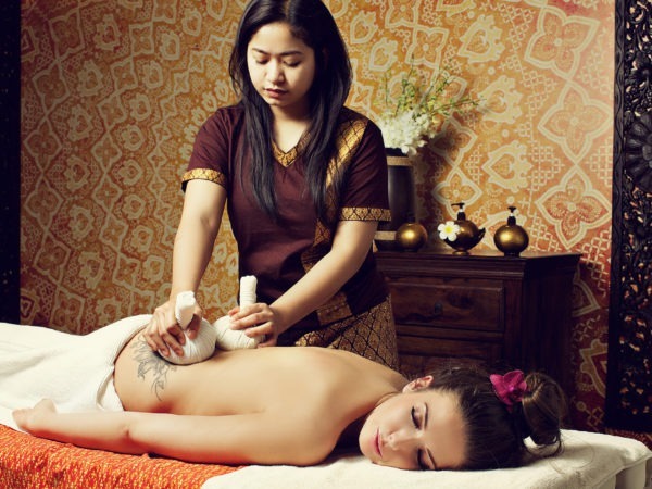 Tajski masaż ziołowymi stemplami